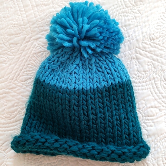 Crown & Ivy Winter Bennie w/Large Pom Pom/ One size - Picture 3 of 4